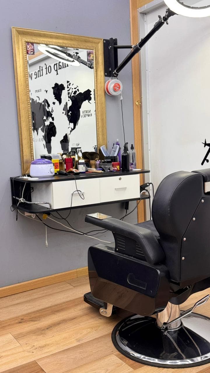 Sillón y estación de trabajo de la barbería