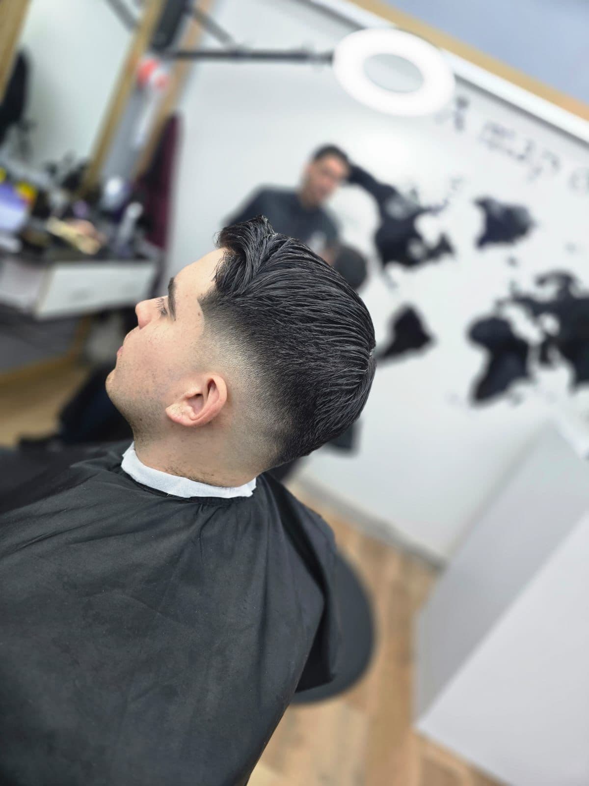 Corte clásico con peinado pulido