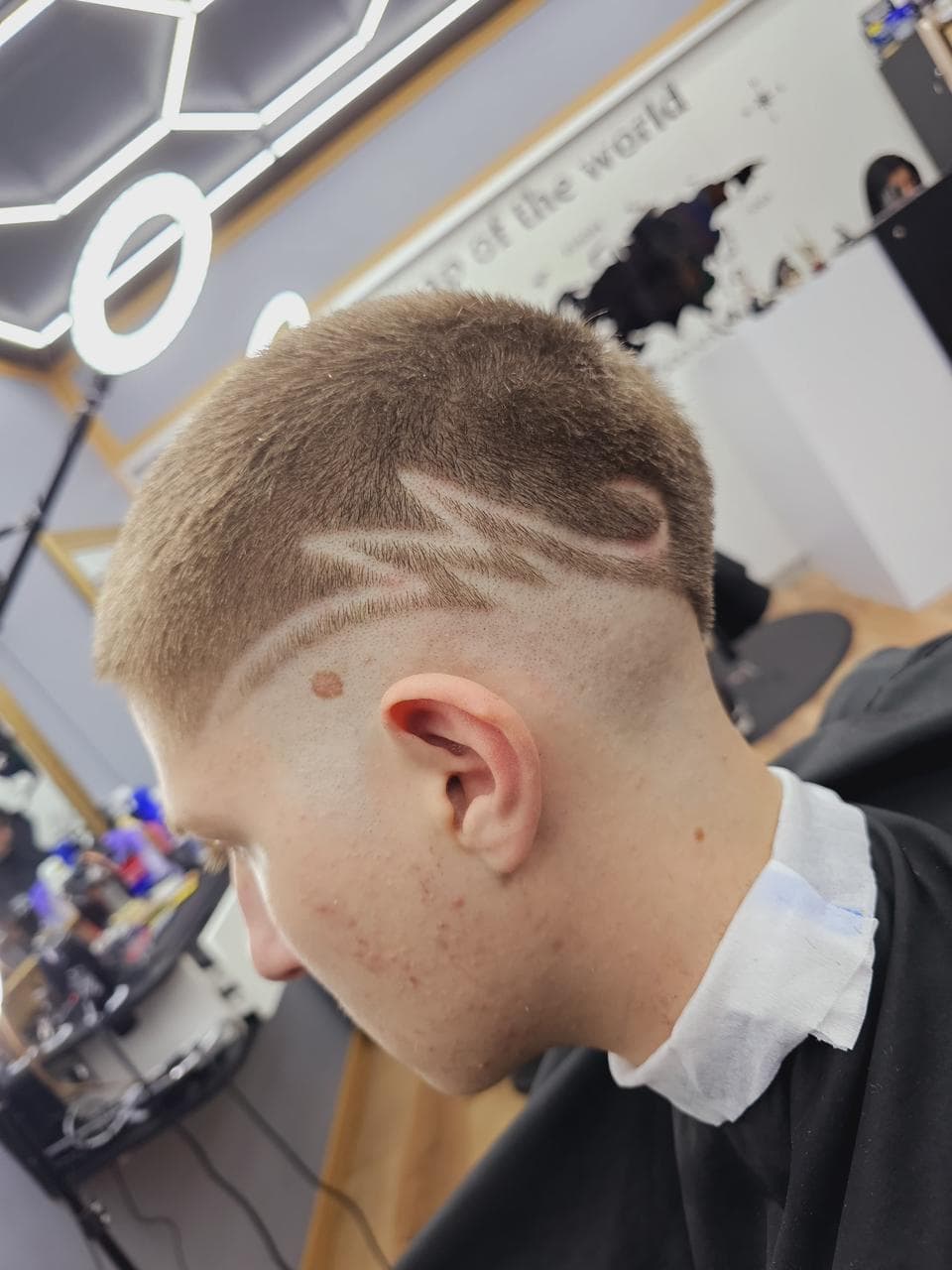 Corte con diseño lateral marcado
