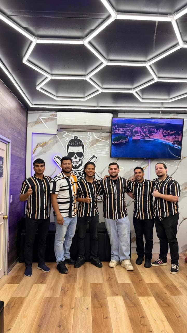 Equipo completo de La Sucursal Barber Shop